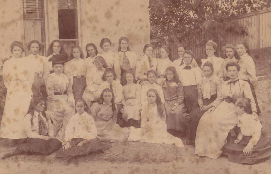 Ascham Upper and Lower II Form (Fifth form), 1901, Vera Whiting back row 3rd from right with ribbon